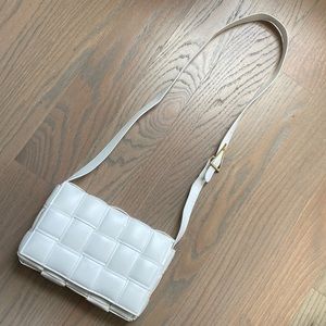 White woven faux leather purse with triangle clasp